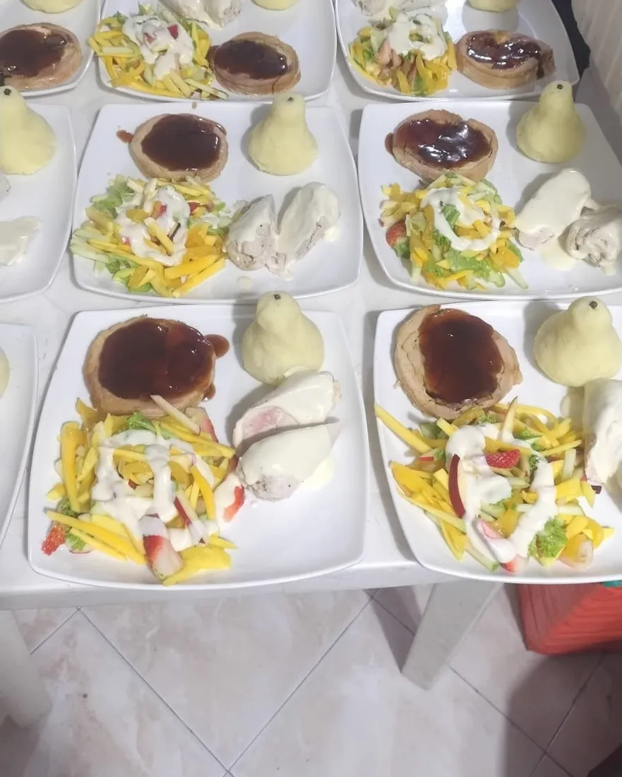 Platos de cerdo en salsa y pechuga rellena