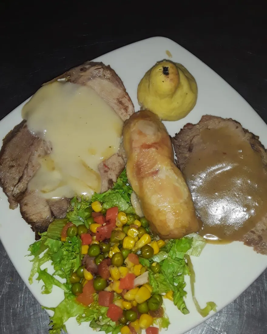 Res asada y pechuga con puré en forma de pera