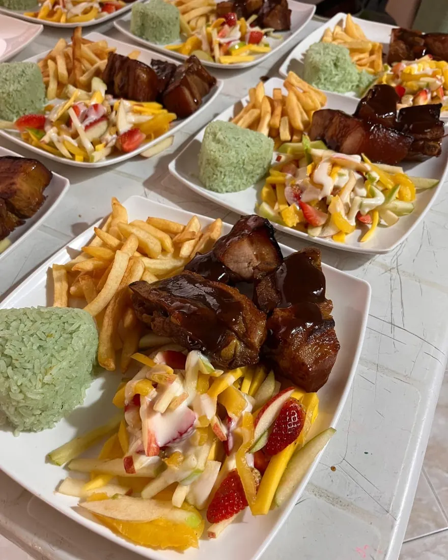 Costillas BBQ con arroz y papas
