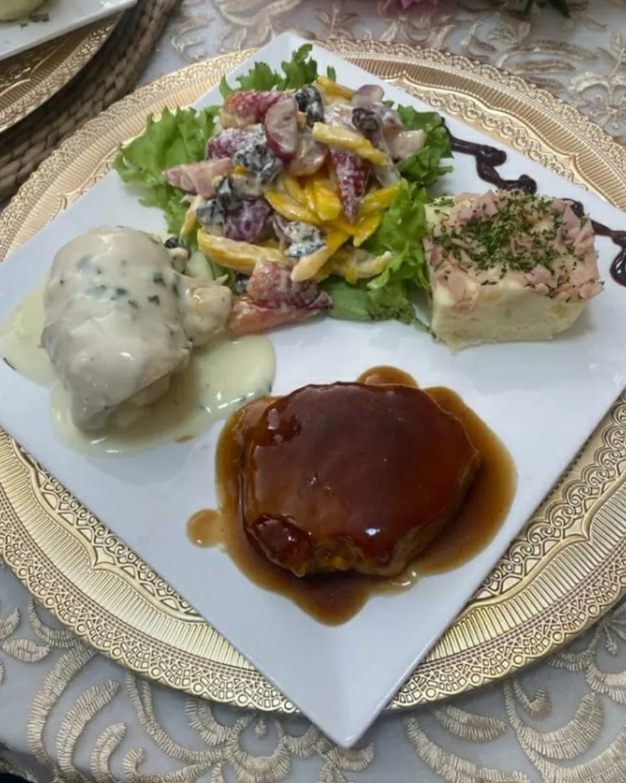 Plato de pechuga, cerdo y torta de papa