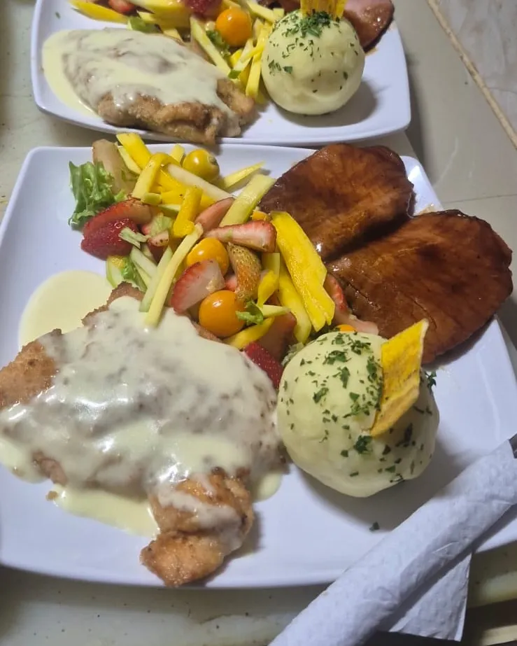 Pechuga apanada y cerdo con puré