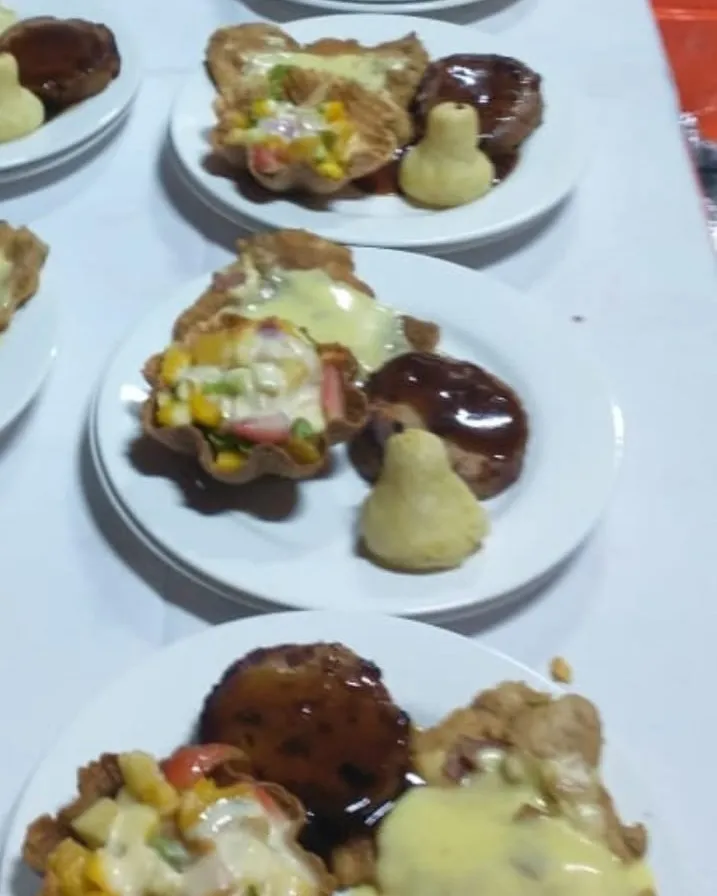 Pechuga y cerdo con ensalada en canasta