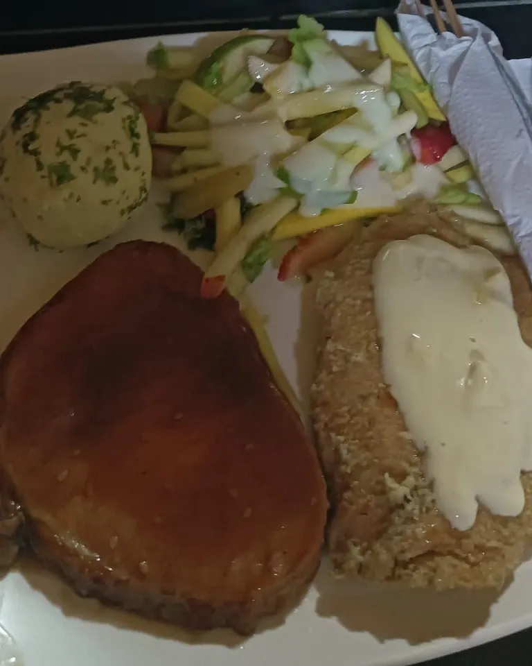 Cerdo y pechuga apanada